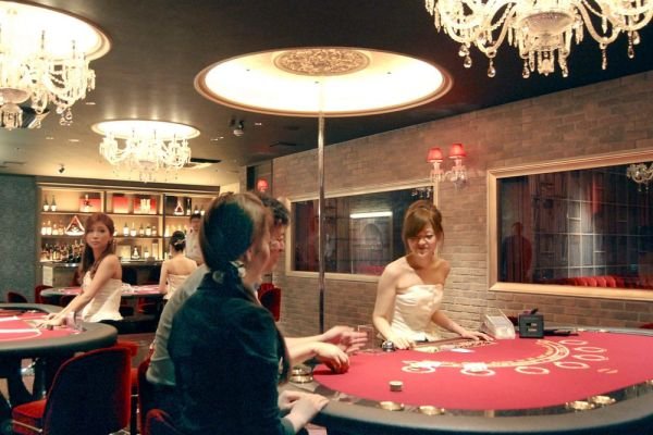 Hợp pháp hóa casino: Việc hợp pháp hóa casino giúp quỹ tiền ngân sách nhà nước được bổ sung từ nguồn thuế và thu hút các nhà đầu tư trong và ngoài nước. Những sòng bạc mới được xây dựng với kiến trúc hiện đại cùng với các trò chơi đa dạng và độc đáo, hấp dẫn khách hàng từ khắp nơi trên thế giới đến tham quan và giải trí.