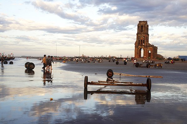 Nhà thờ đổ ở biển Xương Điền