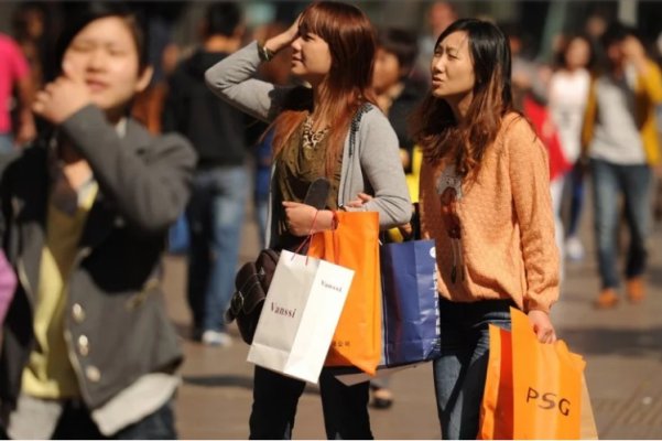 Dân Trung Quốc thắt chặt hầu bao khi nền kinh tế khó khăn