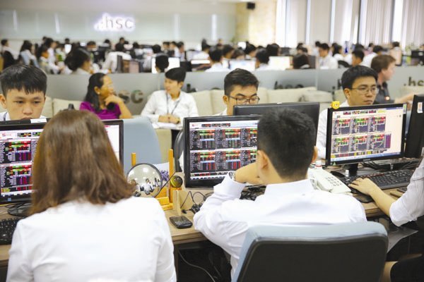 Chứng khoán vẫn chìm trong sắc đỏ