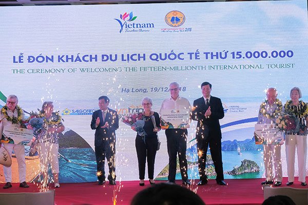 Tàu du lịch biển mang vị khách quốc tế thứ 15 triệu đến Việt Nam