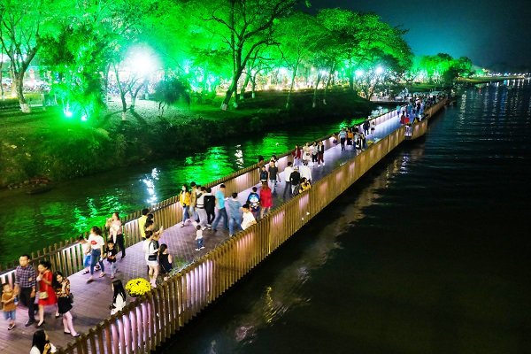 Cầu đi bộ dọc sông Hương cố đô Huế