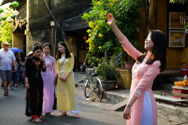 Nữ du khách Hàn Quốc rạng rỡ trong tà áo dài truyền thống tại phố cổ Hội An