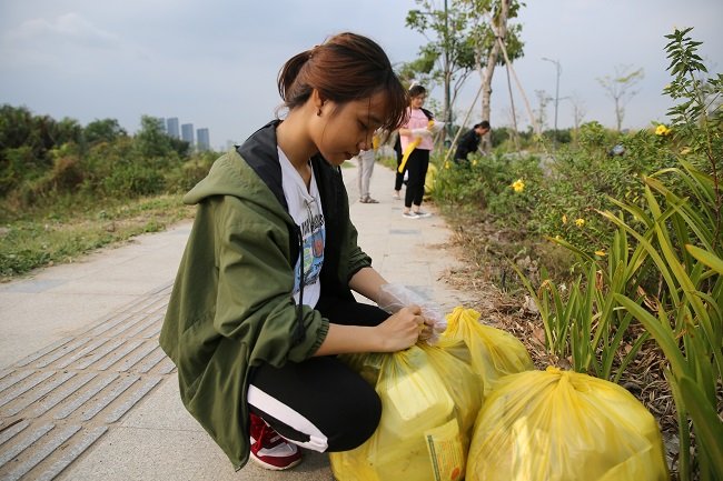 Sinh viên Đại học Kinh tế TPHCM rủ nhau nhặt rác bảo vệ môi trường