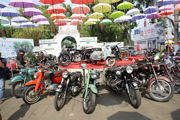 Ngày hội xe cổ Sài Gòn quy tụ nhiều xe độc lạ