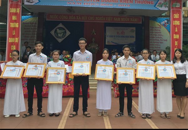 Trao học bổng STF - Phạm Phú Thứ cho học sinh miền Trung