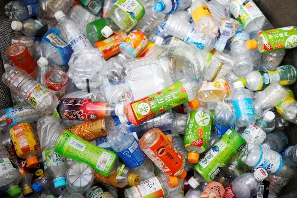 Các công ty sản xuất nước đóng chai nỗ lực giảm rác nhựa