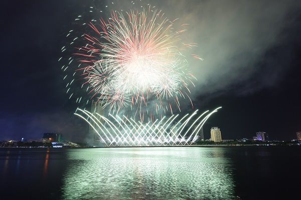 Câu chuyện tình yêu được kể bằng pháo hoa