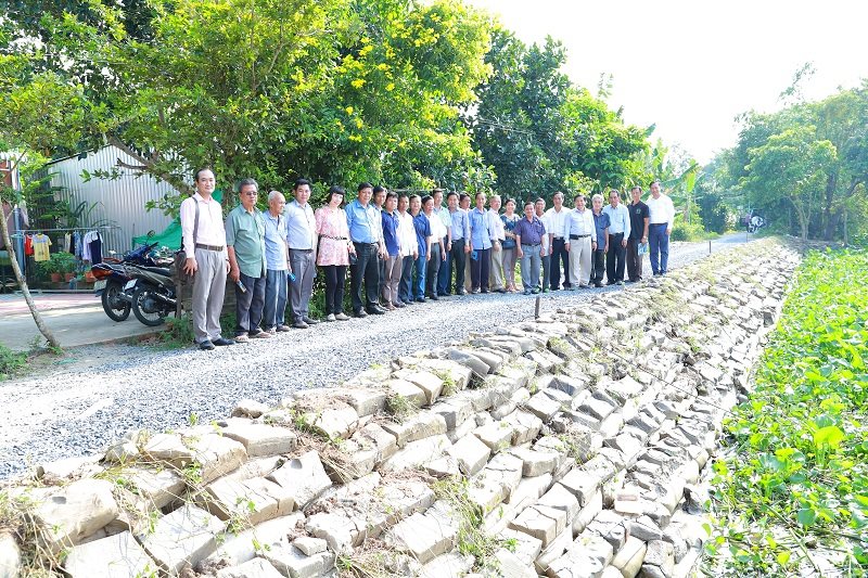 Nhựa Tân Đại Hưng trao tặng công trình chống sạt lở bờ sông Cần Lố