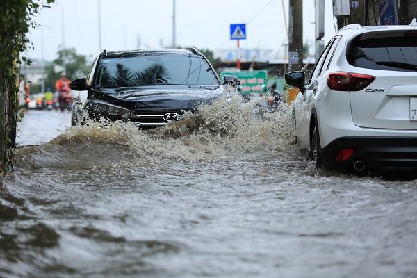 Khu nhà giàu Thảo Điền (TPHCM) lại chìm ngập trong triều cường