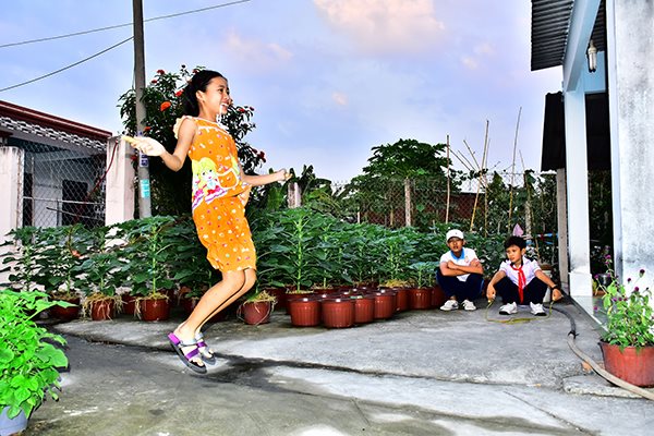 Lắng tai nghe trẻ hát vè...