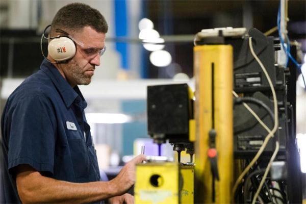 Ngành sản xuất Mỹ tăng bổng lộc để tuyển dụng lao động