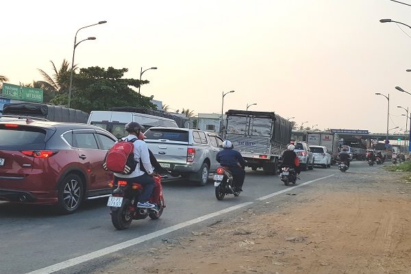 Dòng xe kẹt cứng, nhưng BOT cầu Rạch Miễu “quyết” không xả trạm!