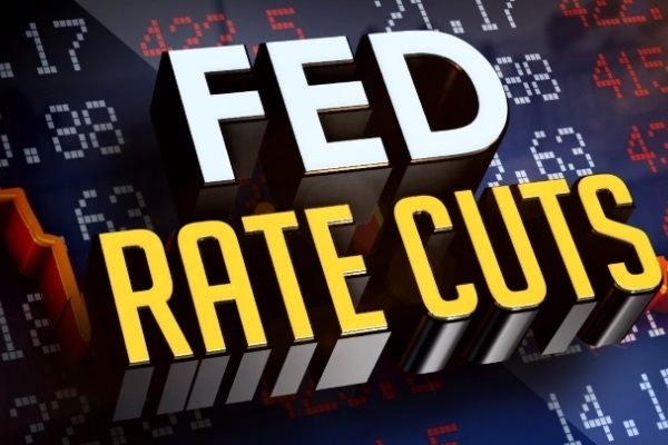 Fed bất ngờ hạ lãi suất, chứng khoán Mỹ vẫn lao dốc