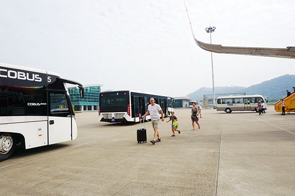 Dừng hàng loạt đường bay, bầu trời trống trải vì Covid-19 từ 20-3