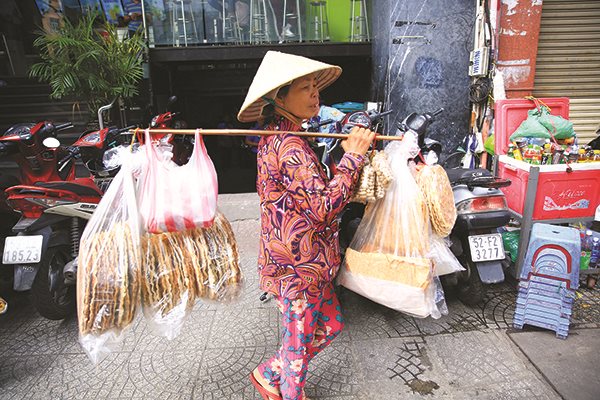 Đừng bỏ rơi “kinh tế vỉa hè” trong đại dịch