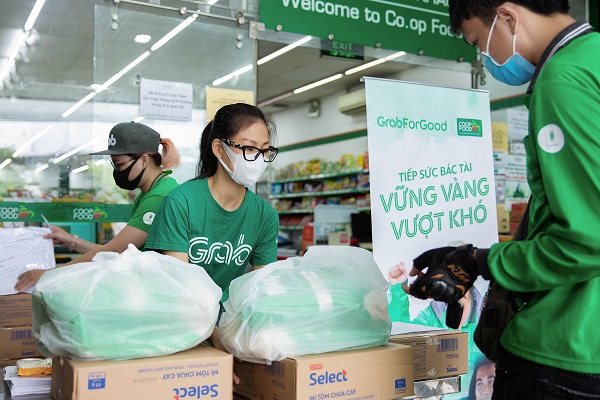 Grab tặng gạo cho tài xế nhằm chia sẻ khó khăn trong dịch bệnh