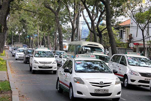 Taxi, xe công nghệ và xe khách hoạt động trở lại tại TPHCM