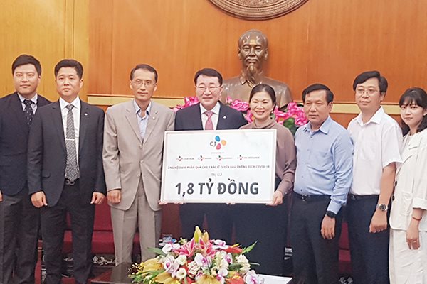 CJ tặng 4.200 phần quà tri ân những người chống dịch bệnh