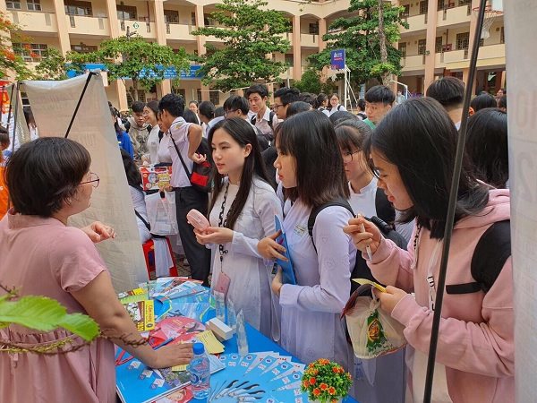 Cảnh báo sinh viên vướng vào 