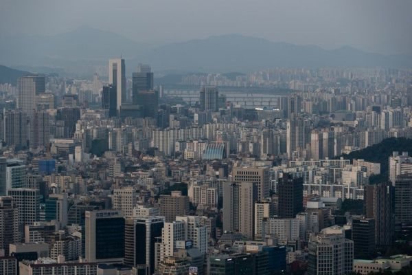 Hàn Quốc thúc ép quan chức bán bớt nhà