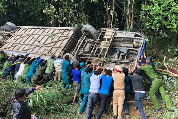 Hai vụ tai nạn nghiêm trọng do ô tô mất lái trong 2 ngày liên tiếp