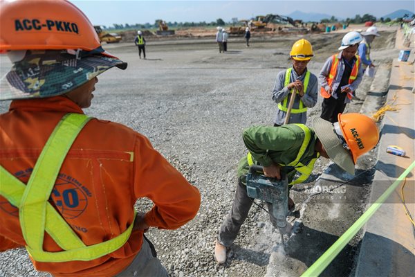Giải ngân 33% vốn cho nâng cấp đường cất hạ cánh và đường lăn Tân Sơn Nhất và Nội Bài