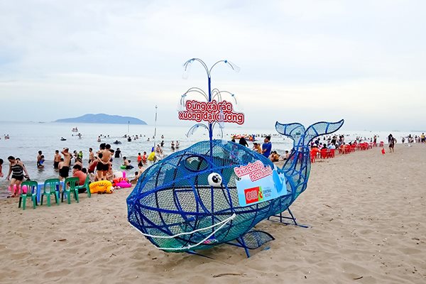 Mang 'Cá voi ăn rác thải nhựa' đến các bãi biển