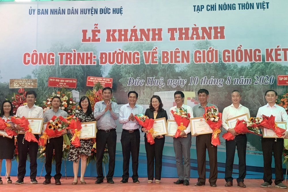 Vicem Hà Tiên tài trợ 3.000 tấn xi măng cho con đường biên giới Giồng Két