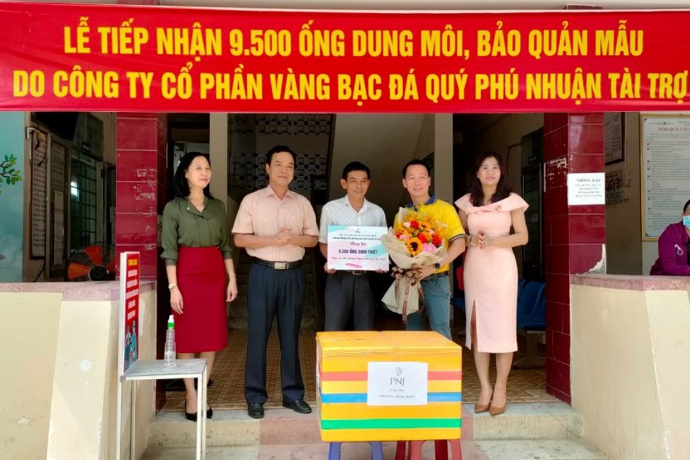 PNJ ủng hộ 9.500 ống sinh thiết xét nghiệm cho Quảng Ngãi