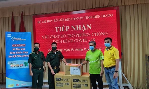 'Saigon Times – Nối vòng tay lớn' trao 30.000 khẩu trang y tế cho bộ đội biên phòng Kiên Giang