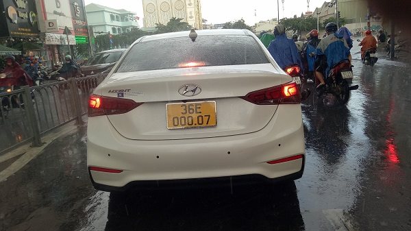 'Lạ mắt' với xe biển số vàng trên đường phố Sài Gòn