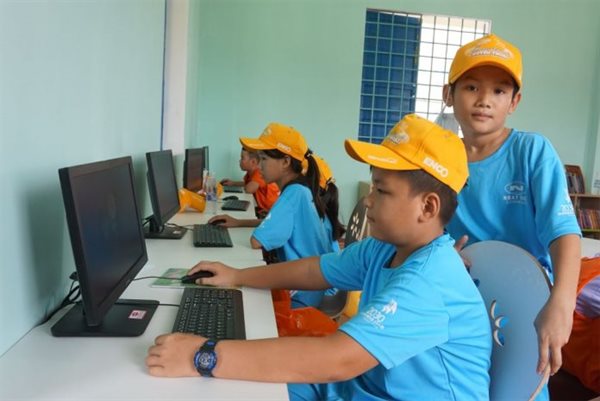 CLB Doanh nhân 2030 tặng thư viện, học bổng cho học sinh Bình Định