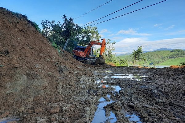 Sau bão Molave, miền Trung 'oằn mình' với lũ, sạt lở