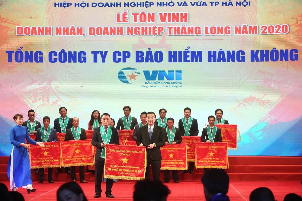 VNI vinh dự đón nhận cờ thi đua, bằng khen và cúp Thăng Long của UBND TP Hà Nội