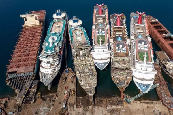 Du thuyền bị phân rã bán phế liệu vì ế khách trong mùa dịch Du thuyền bị phân rã bán phế liệu vì ế khách trong mùa dịch