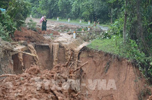 Xây dựng các bản đồ cảnh báo khu vực có nguy cơ lũ và sạt lở