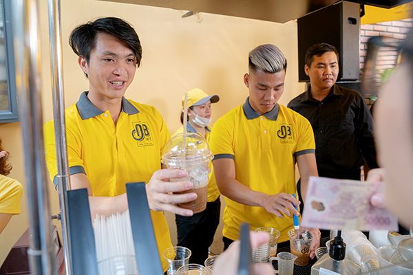 Sáu ngôi sao bóng đá Việt sở hữu quán Flagship cà phê Ông Bầu
