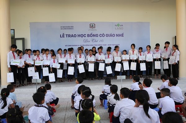 Học bổng Cô giáo Nhế đến với các học sinh khó khăn của Đồng Tháp