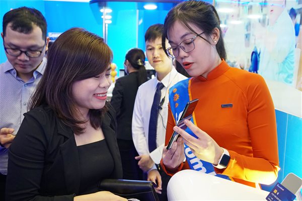 Sacombank biến điện thoại thành máy POS không tiếp xúc