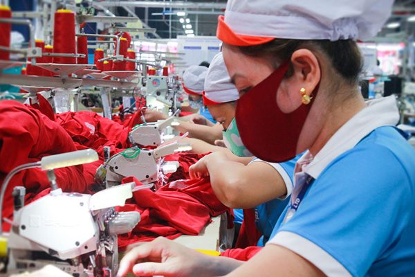 Đóng 3/6 nhà máy, doanh nghiệp may vẫn trả lương cho công nhân nghỉ việc