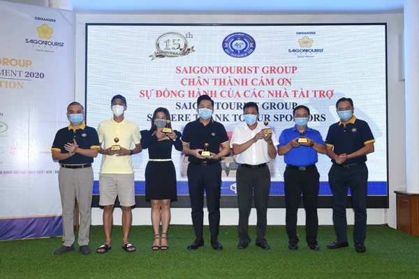 Giải golf Saigontourist quyên tặng 650 học bổng đến học sinh nghèo