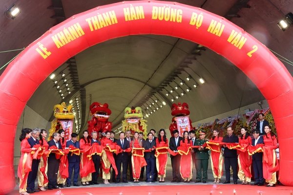 Khánh thành hầm đường bộ dài nhất Đông Nam Á: Vẫn còn vướng mắc chuyện tiền! Khánh thành hầm đường bộ dài nhất Đông Nam Á: Vẫn còn vướng mắc chuyện tiền!