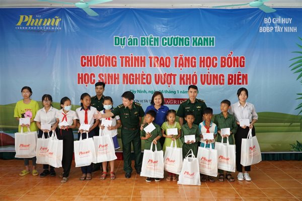 Báo Phụ Nữ TPHCM - Agribank trao học bổng cho trẻ em vùng biên giới Tây Ninh