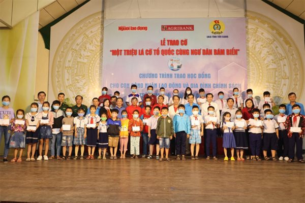 Trao 150 suất học bổng cho học sinh gia đình có hoàn cảnh khó khăn ở Tiền Giang