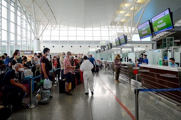 Hàng không đổi vé, hoàn tiền cho khách khi sân bay đóng cửa do Covid-19