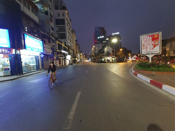 Đến Hà Nội vào dịp cuối năm, những đường phố kín người, tràn đầy hoa tươi sẽ khiến bạn không thể rời mắt. Hãy cùng trải nghiệm Tết nguyên đán tại Thủ đô và thấu hiểu hơn về nền văn hoá đặc sắc của Việt Nam.