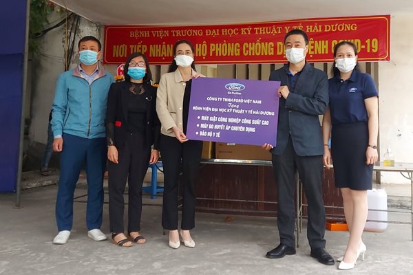 Ford Việt Nam tặng trang thiết bị y tế cho Hải Dương