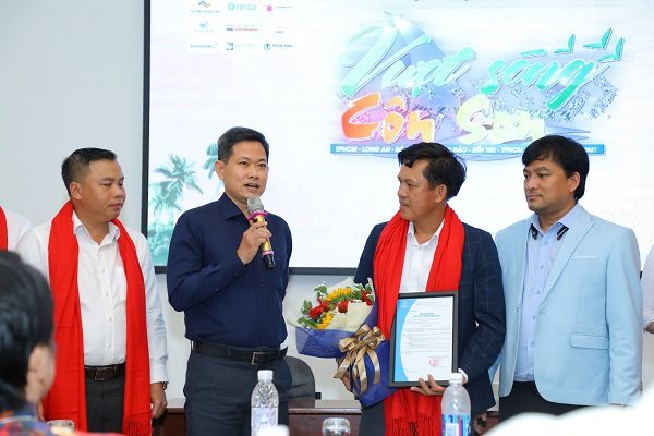 ‘Vượt sóng Côn Sơn’ đem niềm vui đến với trẻ em khó khăn