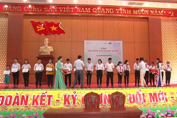 STF trao học bổng 'Vượt khó đến trường' tại Quảng Nam